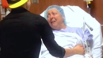 Zdenerwowana kobieta czeka na przeszczep. Tuż przed zabiegiem, niespodziewanie pojawia się jej syn