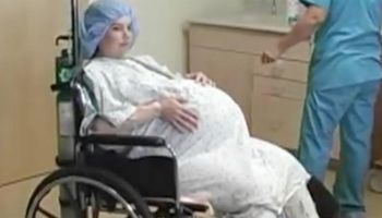 Kobieta w ciąży ma robione badanie USG. Kiedy lekarz widzi, co znajduje się w jej brzuchu, milknie