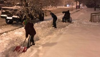 6-latek i jego brat zauważyli niepełnosprawnego, który utknął w śniegu. To, co zrobili, napawa dumą