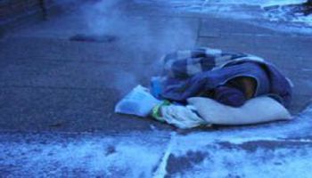 Zamarzniętego bezdomnego znaleziono w samym centrum miasta. Stało się to w najzimniejszą noc roku