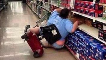 Otyła 35-latka na wózku przewraca się w sklepie. Ktoś robi jej zdjęcie i wrzuca je do sieci
