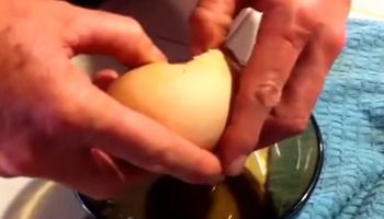 Rozbił jajko, bo chciał zrobić jajecznicę. Kiedy zobaczył, co jest w środku, był w ciężkim szoku!