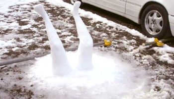 Dzień po tym jak spadł śnieg, ludzie zaczęli znajdować nietypowe śnieżne postaci w mieście