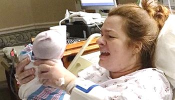 Pielęgniarka przynosi mamie noworodka