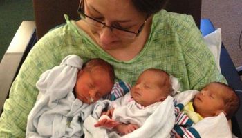 Szczęśliwa mama trzyma w ramionach trojaczki. 10 dni później kobieta niespodziewanie umiera
