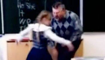 Nauczyciel gnębi dziewczynkę na forum całej klasy. W pewnym momencie ona nie wytrzymuje…