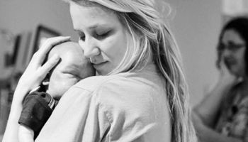 Pielęgniarka trzyma w ramionach umierającego noworodka. Dzieli się bolesnymi przeżycia na Facebooku