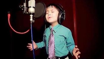 Ten chłopiec ma tylko 4 lata. Gdy usłyszysz, jak śpiewa, nie będziesz mógł uwierzyć własnym uszom
