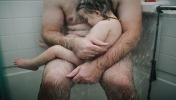 Kobieta publikuje to intymne zdjęcie męża i synka, którzy siedzą nadzy pod prysznicem