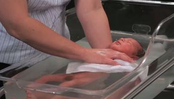 Młodzi rodzice boją się kąpać noworodka. Ten filmik z pewnością pomoże i ułatwi to zadanie