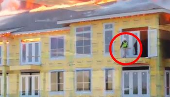 Kobieta nagrywa szalejący pożar w budynku naprzeciwko. Nagle dostrzega uwięzionego mężczyznę