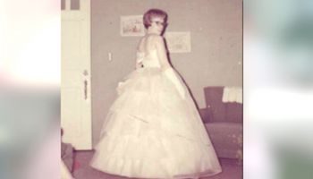 Nastolatka ubiera na swój bal sukienkę z 1962 roku. Robi to z bardzo ważnego powodu