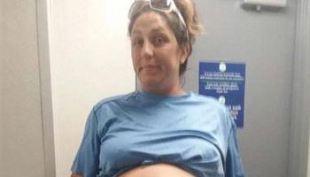 Kobieta na sali porodowej słyszy, że lekarz się śmieje. Kiedy pokazuje jej dziecko, rozumie dlaczego