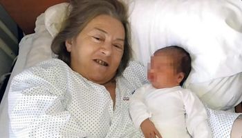Kobieta mając 60 lat rodzi dziecko. Kiedy jej mąż słyszy pierwszy płacz noworodka, zostawia ją