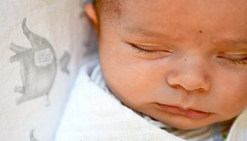 Tworzy niesamowite zdjęcia noworodków, od których trudno oderwać wzrok. Jest w nich coś magicznego