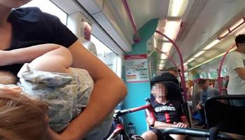 W zatłoczonym pociągu młoda matka karmiła piersią na stojąco, ponieważ nikt nie ustąpił jej miejsca