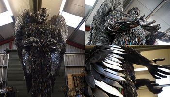 Poświęcił 2 lata, aby stworzyć wykonaną rzeźbę ze 100 000 noży. Dzieło nie powstało bez powodu