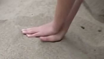 11-latek bawił się w piasku, gdy nagle poczuł, że pod jego dłońmi znajduje się czyjeś ciało