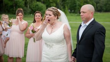 Mąż zaprasza na wesele wyjątkowego gościa. Gdy panna młoda go widzi, zaczyna płakać