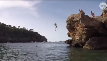 Dziewczyna skakała z wysokiej skały do wody. Ten skok mógł nieodwracalnie zmienić jej życie