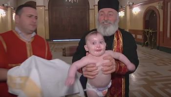 Gruziński chrzest znacznie różni się od naszego. To szokujące przeżycie dla małego dziecka