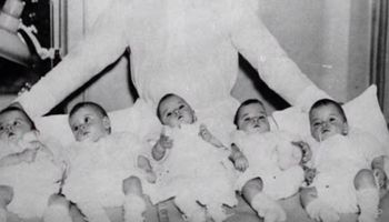 Pięcioraczki urodzone w 1934 roku stały się sensacją. Przez swoją wyjątkowość przeszły istne piekło