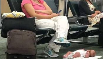Skrytykowali matkę za położenie dziecka na podłodze lotniska. Ona wcale nie zrobiła tego bez powodu