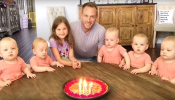 Reakcja dzieci na zdmuchnięcie świeczek przez tatę jest bezcenna. Trudno się nie roześmiać