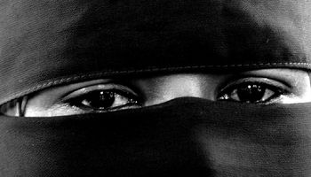 Żony muzułmańskich gwałcicieli obwiniają ofiary, twierdząc, że to one musiały ich sprowokować
