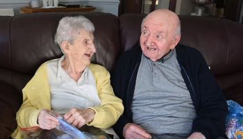 98-latka przenosi się do domu starców, aby opiekować się swoim 80-letnim synem