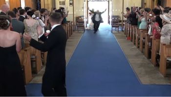 Para młoda przygotowała choreografię na wejście do kościoła. Tata przyszłej żony dał niezły popis!