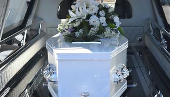Przyszła na własnym pogrzeb, który zorganizował jej mąż. Mężczyzna myślał, że widzi ducha