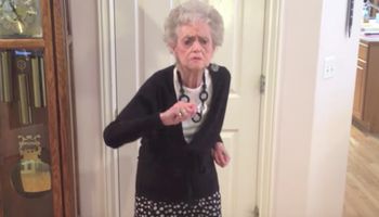 Poprosiła wnuczka, by z nią zatańczył. Kiedy odmówił 90-latce, pokazała mu, jak się to robi!