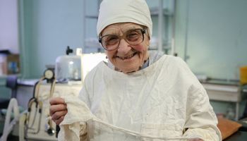 Ma 90 lat i nadal przeprowadza operacje. O emeryturze nawet nie chce słyszeć
