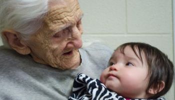 17 wzruszających zdjęć, na których dziadkowie po raz pierwszy spotykają swoje wnuczęta