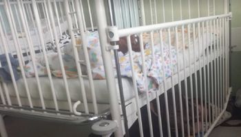 Zmęczona mama leży pod szpitalnym łóżeczkiem dziecka. Poruszony mąż umieszcza zdjęcie w sieci