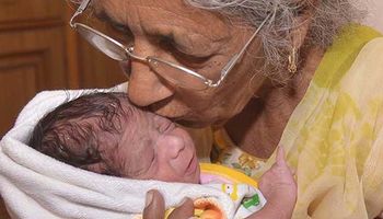 Urodziła swoje pierwsze i jedyne dziecko w wieku… 70 lat! Jej zdrowie mocno na tym ucierpiało