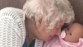 Schorowana 94-latka rzadko się uśmiechała. Wszystko zmieniło się, gdy dostała prezent od córki