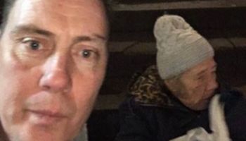 Dał 71-letniej bezdomnej prezent na Święta. Staruszka długo zapamięta ten gest