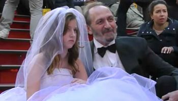 12-latka pozuje do sesji ślubnej z 65-letnim mężem. W jej oczach widać smutek