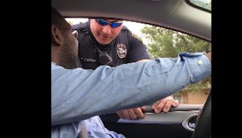 Policjant zatrzymuje kierowcę za przewożenie dziecka bez fotelika. Mężczyzna jest zdezorientowany