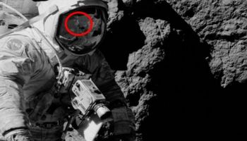 W odbiciu hełmu astronauty z wyprawy na Księżyc w 1972 roku widać tajemniczą postać