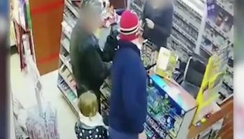 Zdenerwował się na 6-letnią córkę w czasie zakupów. Niespodziewanie uderzył ją w twarz