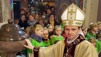 Najmłodszy biskup w Polsce przyznał otwarcie w wywiadzie ile zarabia i co robi z pieniędzmi