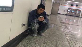 Każdego dnia po ciężkim dniu na budowie przychodzi na stację  metra. Poświęca się dla swojej rodziny