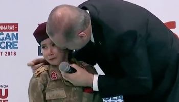Prezydent Turcji na oczach tłumu wyszeptał 6-latce: „Zostań męczennikiem, a uhonoruję Cię”