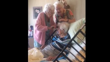 Odwiedziły w szpitalu swoją 90-letnią siostrę. Ich spotkanie jest dowodem prawdziwej miłości