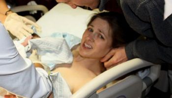 Podczas porodu położna zaczęła z powrotem wpychać dziecko. Ciężarna była przerażona