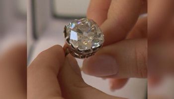 Kupiła pierścionek na bazarze za grosze. Dopiero po 30 latach odkryła jego tajemnicę