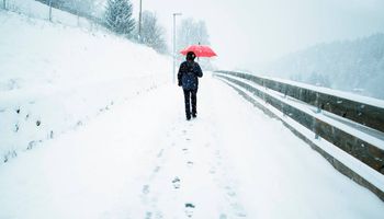 Młody mężczyzna szedł pieszo w okropną pogodę. Nie miał pojęcia, że jest wnikliwe obserwowany